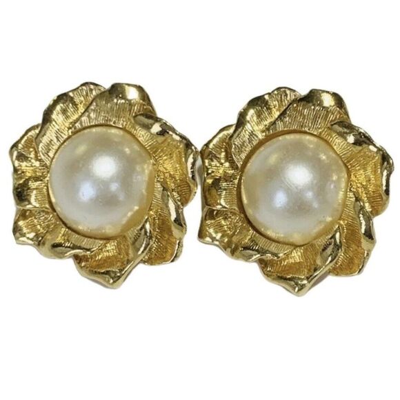 Vintage Flower Round 1/2 Sphere White Pearl Gold Tone Pierced Button Earrings - Picture 1 of 7